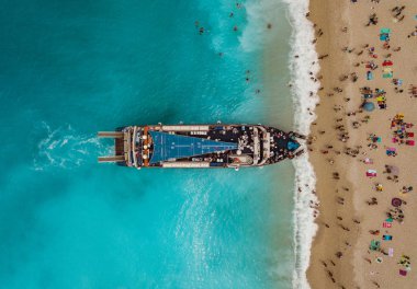 Egremni plaj turkuaz renkli deniz suyu ile ankraj turist teknenin havadan görünümü