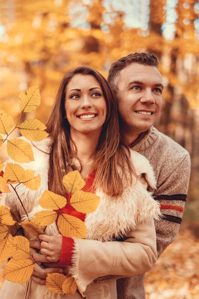 Souriant Jeune Couple Profitant Dans Forêt Automne Ensoleillée — Photo