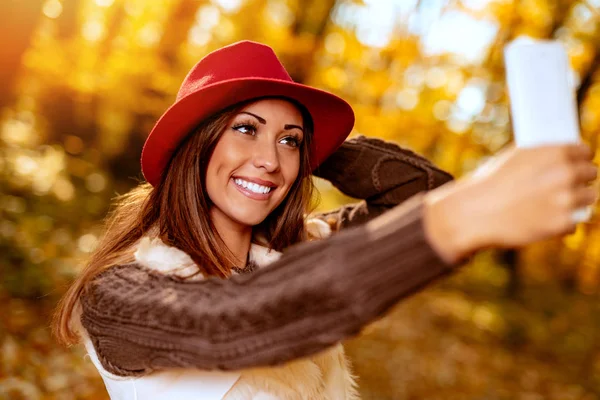 Porträtt Leende Kvinna Tar Selfie Smartphone Höst Skog — Stockfoto