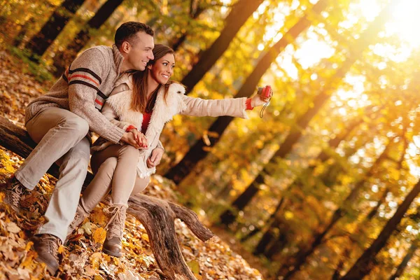 Leende Par Njuter Och Tar Selfie Digitalkamera Hösten Skogen — Stockfoto