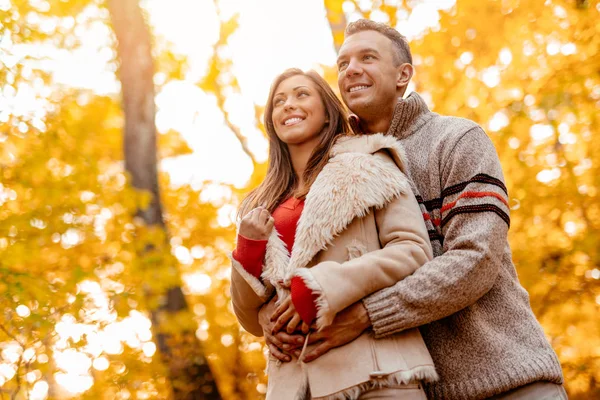 Sorrindo Jovem Casal Desfrutando Ensolarada Floresta Outono — Fotografia de Stock