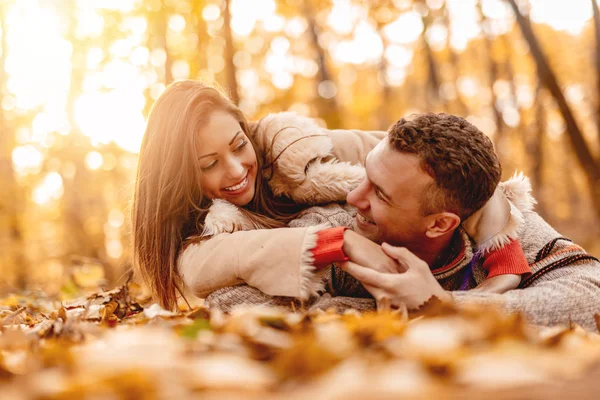 Sorridente Giovane Coppia Godendo Nella Soleggiata Foresta Autunnale — Foto Stock