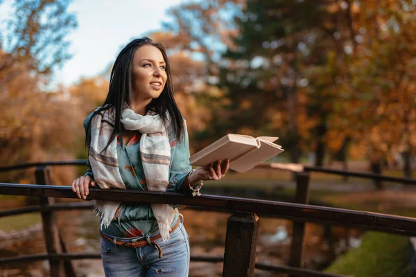 Jovem Mulher Ler Livro Parque Outono — Fotografia de Stock