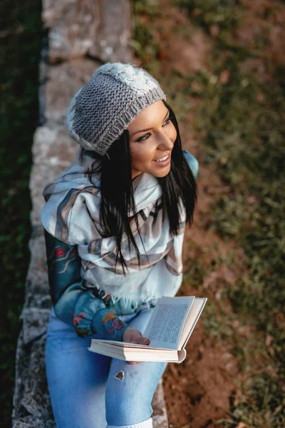 Młoda Kobieta Czytania Książki Parku Jesień — Zdjęcie stockowe