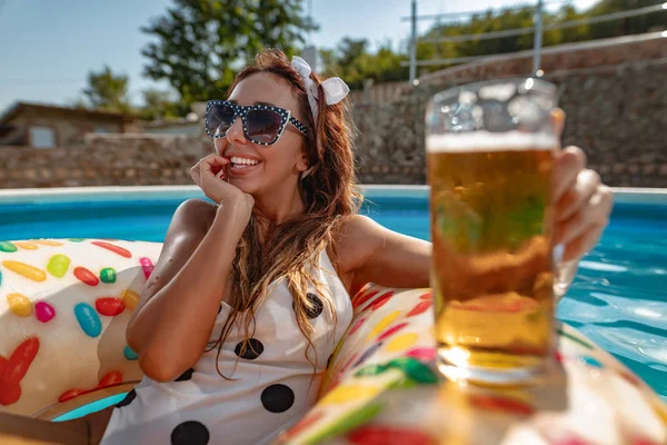 Junge Frau Schwimmt Mit Cocktail Auf Aufblasbarem Ring Donut Schwimmbad — Stockfoto