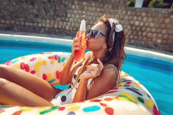 Молода Жінка Коктейлем Плаває Надувному Кільцевому Пончику Басейні — стокове фото