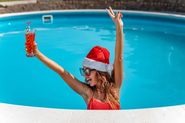 Jeune Femme Souriante Dans Chapeau Père Noël Détendre Près Piscine — Photo