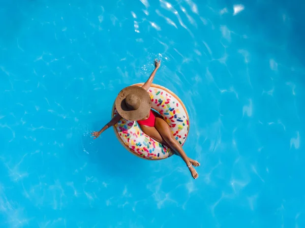 Вид Сверху Молодую Женщину Бассейне Надувном Кольце Пончика — стоковое фото