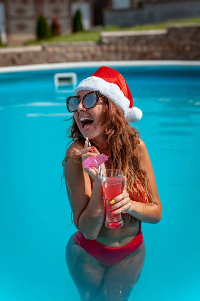 Jeune Femme Souriante Dans Chapeau Père Noël Détendre Près Piscine — Photo