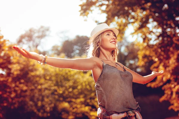 Улыбающаяся Молодая Женщина Наслаждается Теплом Осеннем Парке — стоковое фото