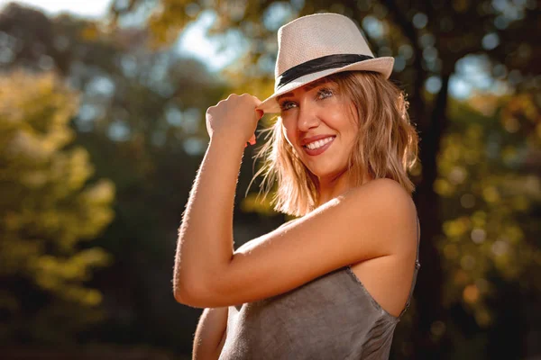 Sorridente Giovane Donna Godendo Nel Caldo Parco Autunnale — Foto Stock