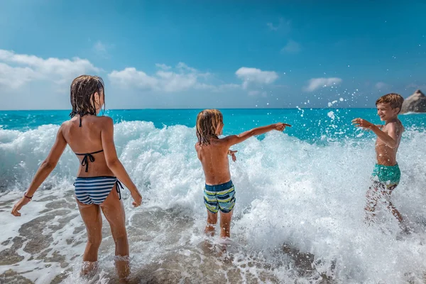 Bratři Sestra Hraje Pobřeží Pláži Během Horkých Letních Prázdninový Den — Stock fotografie