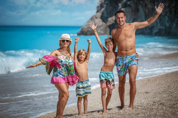 Giovane Famiglia Con Bambini Piccoli Divertirsi Sulla Spiaggia Sabbia — Foto Stock