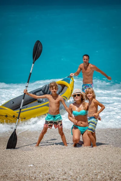 Young Family Preparing Rubber Kayak Sailing Beach — Stock Photo, Image