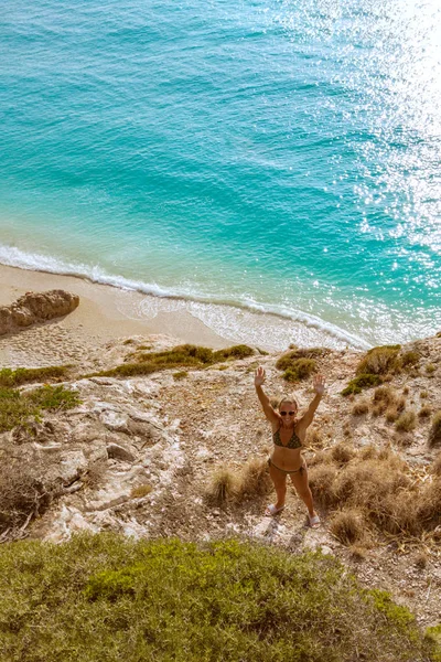 Fiatal Bikini Közelében Tiszta Tengervíz Strandon Napozással — Stock Fotó