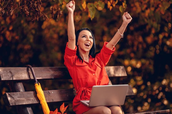 Mujer Joven Eufórica Celebrando Éxito Empresarial Con Ordenador Portátil Parque — Foto de Stock