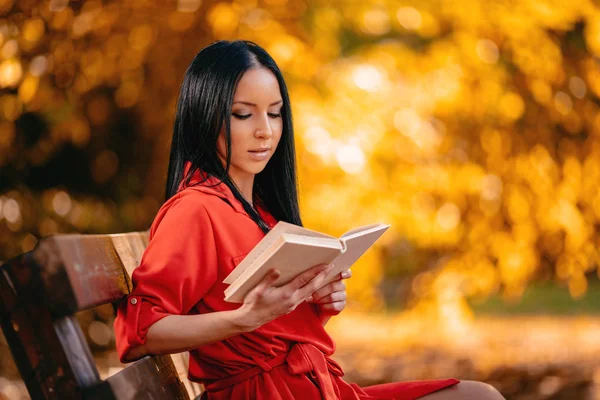 Jovem Mulher Ler Livro Parque Outono — Fotografia de Stock