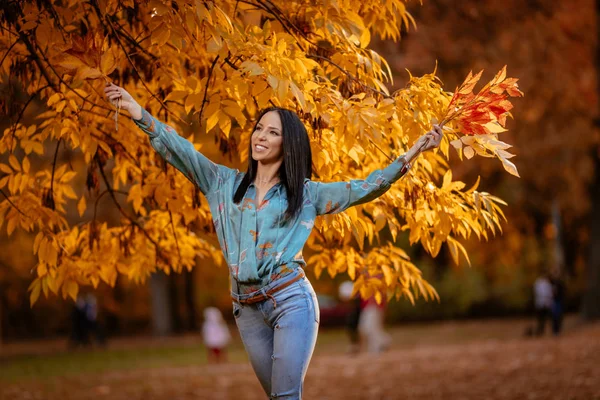 Young Woman Walking Sunny Autumn Park — Stock Photo, Image