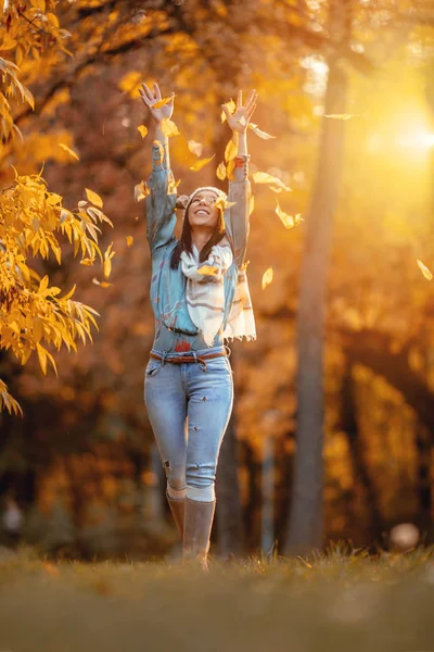 Mujer Joven Caminando Soleado Parque Otoño — Foto de Stock