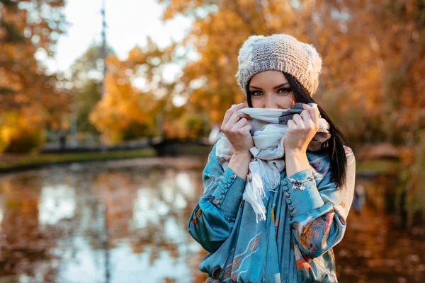 Mujer Joven Posando Cerca Del Lago Parque Otoño —  Fotos de Stock