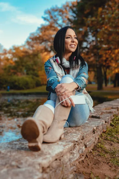 Jovem Mulher Ouvindo Música Smartphone Com Fones Ouvido Parque — Fotografia de Stock