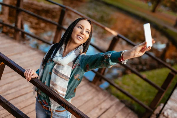 Joven Mujer Sonriente Tomando Selfie Puente Parque Otoño Ciudad —  Fotos de Stock