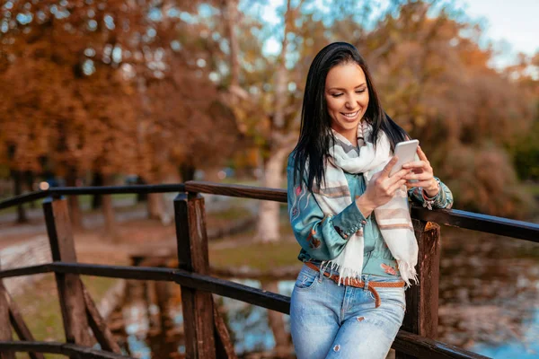 Glada Unga Leende Kvinna Med Smartphone Höst Park — Stockfoto