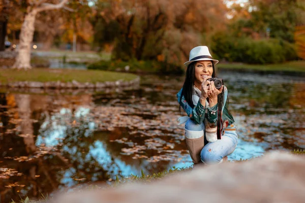 Mujer Sosteniendo Cámara Digital Profesional Tomando Fotos Parque Otoño Ciudad —  Fotos de Stock