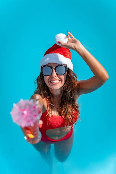 Jeune Femme Souriante Dans Chapeau Père Noël Détendre Près Piscine — Photo