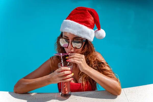 Jeune Femme Souriante Dans Chapeau Père Noël Détendre Près Piscine — Photo