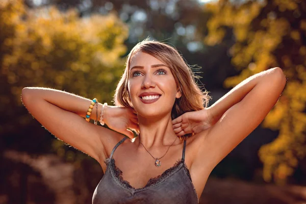 Glimlachend Jonge Vrouw Genieten Warme Herfst Park — Stockfoto