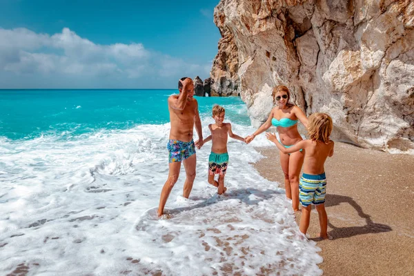 Junge Familie Mit Kleinen Kindern Hat Spaß Sandstrand — Stockfoto