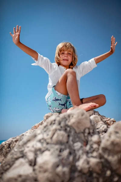 Boy Sitting Sea Rock Beach Smiling — Stock Photo, Image