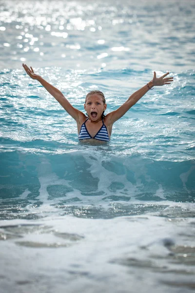 Bambina Diverte Nelle Onde Del Mare — Foto Stock