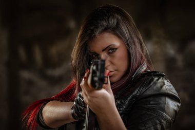 Hedefleyen ve görme otomatik tüfek ile seyir tutumunda duran kadın