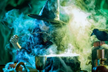 Çok yüzü ürpertici çevrede Buhar ve kötü söz söylemek sis dolu olan genç cadı