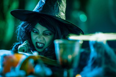 Genç cadı çok tarifleri kitaba bakmalısın yüz görünümü Kapat