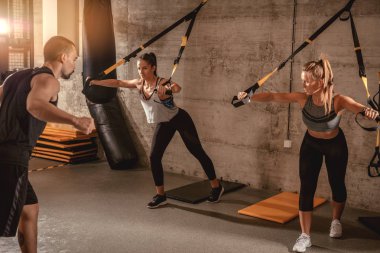 Spor salonunda kişisel antrenör ile egzersiz iki kız arkadaşım