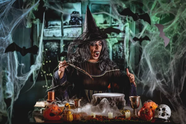 Hexe Mit Schrecklichem Gesicht Gruseliger Umgebung Kocht Zaubertrank — Stockfoto