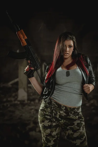 Молода Небезпечна Військова Жінка Тримає Гвинтівку — стокове фото