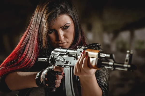Mujer Pie Actitud Apuntar Mirar Través Mira Rifle Automático — Foto de Stock