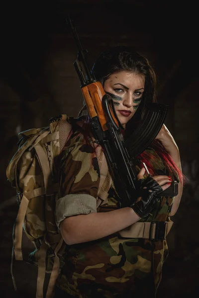 Dark Haired Woman Camouflage Shirt Holding Machine Gun Leaning Shoulder — Stock Photo, Image