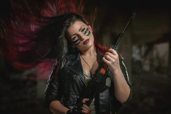 Mujer Pelo Oscuro Con Camisa Camuflaje Sosteniendo Ametralladora Con Expresión —  Fotos de Stock