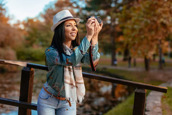 Mulher Segurando Câmera Digital Profissional Tirando Foto Outono Parque Cidade — Fotografia de Stock
