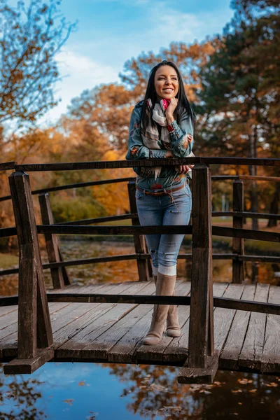 Jovem Mulher Feliz Ponte Madeira Parque Outono — Fotografia de Stock