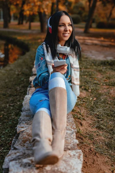 Jovem Mulher Ouvindo Música Smartphone Com Fones Ouvido Parque — Fotografia de Stock