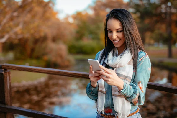 Glada Unga Leende Kvinna Med Smartphone Höst Park — Stockfoto