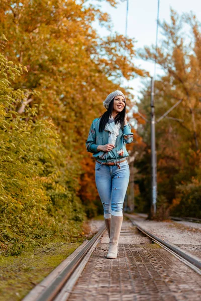 Jovem Mulher Andando Ensolarado Parque Outono — Fotografia de Stock