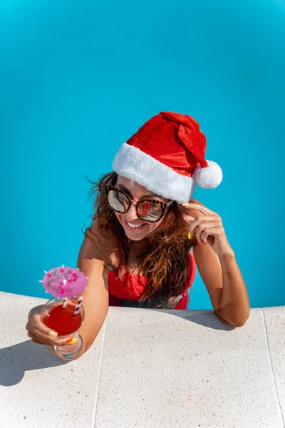 Jeune Femme Souriante Dans Chapeau Père Noël Détendre Près Piscine — Photo