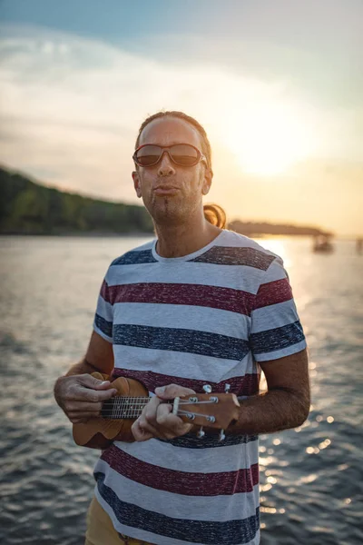 Adult Musician Sitting Water Playing Ukulele Sunset — Stock Photo, Image